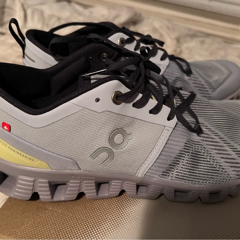 On cloud women’s  Running Shoes